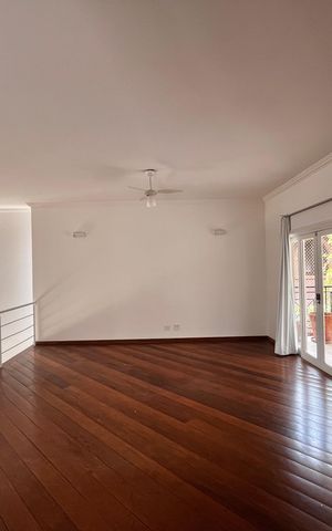 Casa de condomínio à venda com 356m², 4 quartos e 6 vagas Casa de condomínio à venda com 356m², 4 quartos e 6 vagasSala