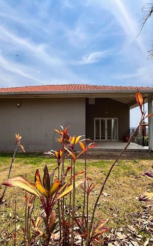 Casa de condomínio à venda com 356m², 4 quartos e 6 vagas Casa de condomínio à venda com 356m², 4 quartos e 6 vagasÁrea externa