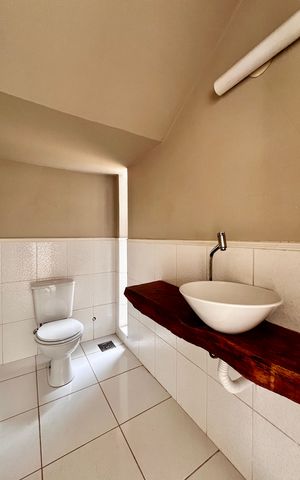Casa de condomínio à venda com 356m², 4 quartos e 6 vagas Casa de condomínio à venda com 356m², 4 quartos e 6 vagasLavabo