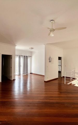 Casa de condomínio à venda com 356m², 4 quartos e 6 vagas Casa de condomínio à venda com 356m², 4 quartos e 6 vagasSala