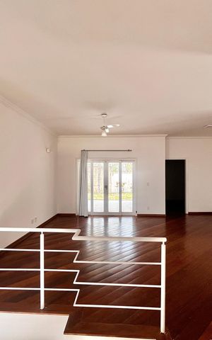 Casa de condomínio à venda com 356m², 4 quartos e 6 vagas Casa de condomínio à venda com 356m², 4 quartos e 6 vagasSala