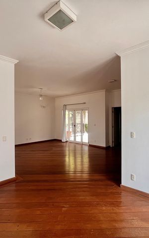 Casa de condomínio à venda com 356m², 4 quartos e 6 vagas Casa de condomínio à venda com 356m², 4 quartos e 6 vagasSala