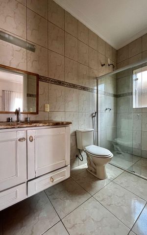 Casa de condomínio à venda com 356m², 4 quartos e 6 vagas Casa de condomínio à venda com 356m², 4 quartos e 6 vagasBanheiro da Suíte 2