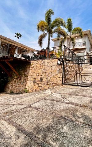 Casa de condomínio à venda com 356m², 4 quartos e 6 vagas Casa de condomínio à venda com 356m², 4 quartos e 6 vagasFachada da Casa