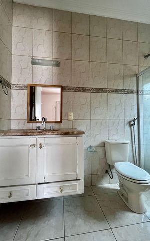 Casa de condomínio à venda com 356m², 4 quartos e 6 vagas Casa de condomínio à venda com 356m², 4 quartos e 6 vagasBanheiro da Suíte 2