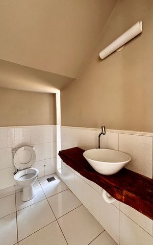 Casa de condomínio à venda com 356m², 4 quartos e 6 vagas Casa de condomínio à venda com 356m², 4 quartos e 6 vagasLavabo
