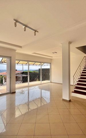 Casa de condomínio à venda com 356m², 4 quartos e 6 vagas Casa de condomínio à venda com 356m², 4 quartos e 6 vagasSala