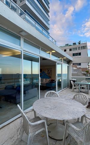 Apartamento à venda com 254m², 4 quartos e 1 vaga Apartamento à venda com 254m², 4 quartos e 1 vagaVaranda