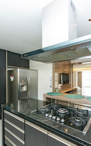 Apartamento à venda com 220m², 4 quartos e 4 vagas Apartamento à venda com 220m², 4 quartos e 4 vagasCozinha