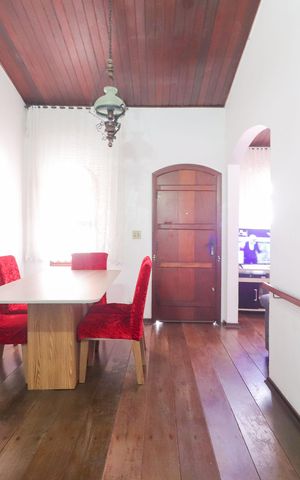 Casa à venda com 300m², 5 quartos e 3 vagas Casa à venda com 300m², 5 quartos e 3 vagasSala