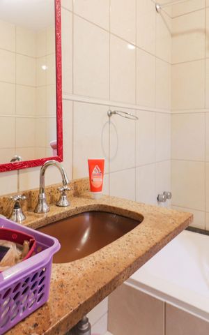 Casa à venda com 300m², 5 quartos e 3 vagas Casa à venda com 300m², 5 quartos e 3 vagasQuarto 2 - Suíte