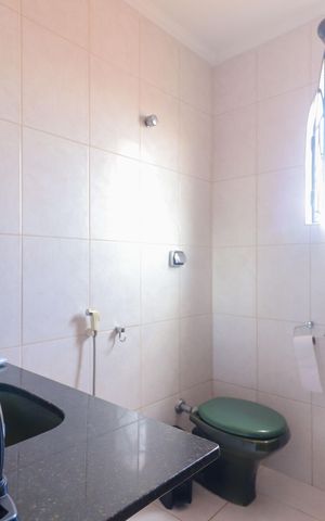 Casa à venda com 300m², 5 quartos e 3 vagas Casa à venda com 300m², 5 quartos e 3 vagasBanheiro Social