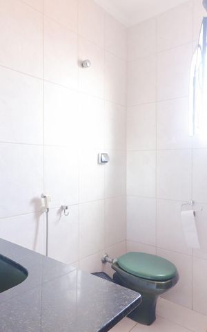 Casa à venda com 300m², 5 quartos e 3 vagas Casa à venda com 300m², 5 quartos e 3 vagasBanheiro Social