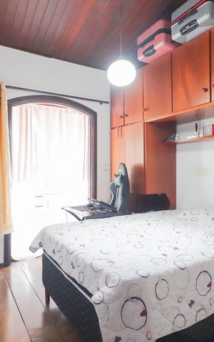 Casa à venda com 300m², 5 quartos e 3 vagas Casa à venda com 300m², 5 quartos e 3 vagasQuarto 4 - Suíte