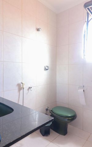 Casa à venda com 300m², 5 quartos e 3 vagas Casa à venda com 300m², 5 quartos e 3 vagasBanheiro