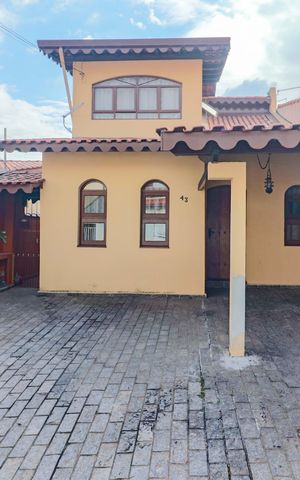 Casa à venda com 300m², 5 quartos e 3 vagas Casa à venda com 300m², 5 quartos e 3 vagasFachada