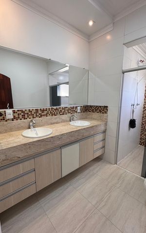 Casa à venda com 270m², 3 quartos e 4 vagas Casa à venda com 270m², 3 quartos e 4 vagasBanheiro 2