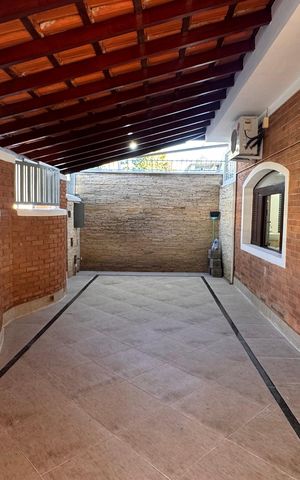 Casa à venda com 270m², 3 quartos e 4 vagas Casa à venda com 270m², 3 quartos e 4 vagasÁrea comumÁrea comum