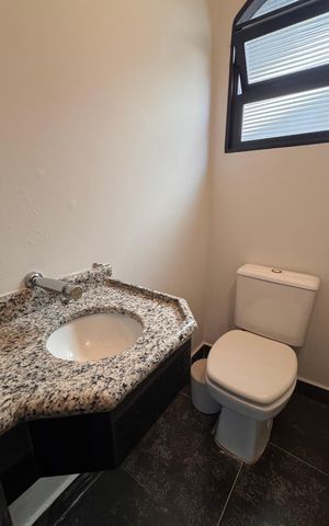 Casa à venda com 270m², 3 quartos e 4 vagas Casa à venda com 270m², 3 quartos e 4 vagasBanheiro 2