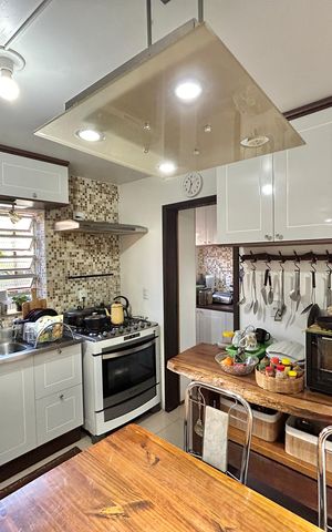 Casa à venda com 265m², 4 quartos e 2 vagas Casa à venda com 265m², 4 quartos e 2 vagasCozinha