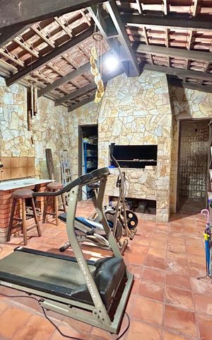 Casa à venda com 265m², 4 quartos e 2 vagas Casa à venda com 265m², 4 quartos e 2 vagasÁrea comum - Churrasqueira