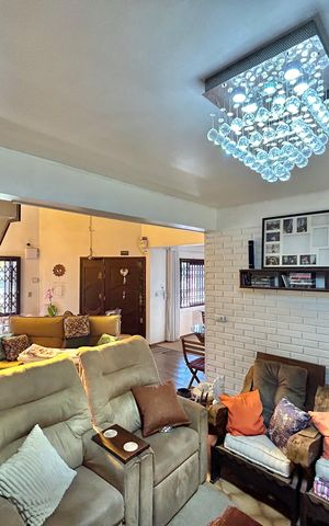 Casa à venda com 265m², 4 quartos e 2 vagas Casa à venda com 265m², 4 quartos e 2 vagasSala