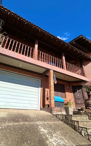 Casa à venda com 265m², 4 quartos e 2 vagas Casa à venda com 265m², 4 quartos e 2 vagasFachada