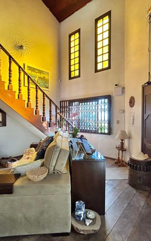 Casa à venda com 265m², 4 quartos e 2 vagas Casa à venda com 265m², 4 quartos e 2 vagasSala
