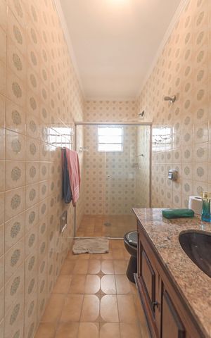Casa à venda com 145m², 2 quartos e 8 vagasBanheiro da Suíte