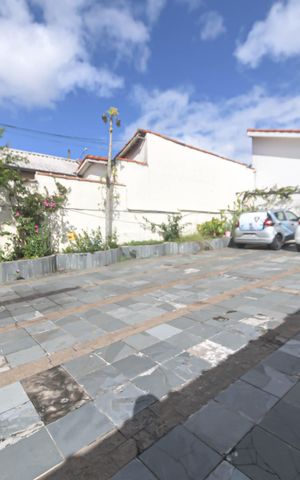 Casa à venda com 145m², 2 quartos e 8 vagasGaragem - Quintal