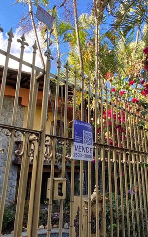 Casa à venda com 360m², 5 quartos e 4 vagasPlaca instalada