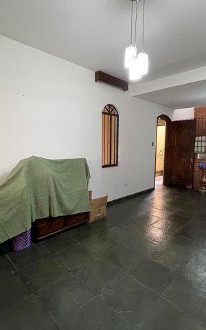 Casa à venda com 200m², 3 quartos e 2 vagas Casa à venda com 200m², 3 quartos e 2 vagasSala