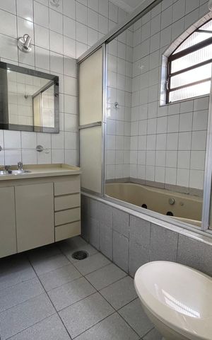 Casa à venda com 200m², 3 quartos e 2 vagas Casa à venda com 200m², 3 quartos e 2 vagasBanheiro 2