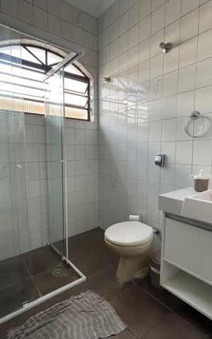 Casa à venda com 200m², 3 quartos e 2 vagas Casa à venda com 200m², 3 quartos e 2 vagasBanheiro 1