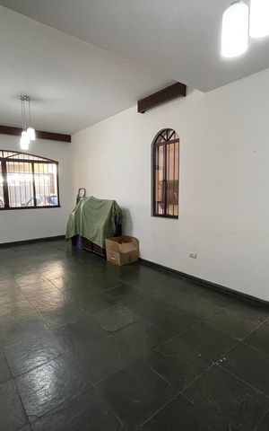 Casa à venda com 200m², 3 quartos e 2 vagas Casa à venda com 200m², 3 quartos e 2 vagasSala