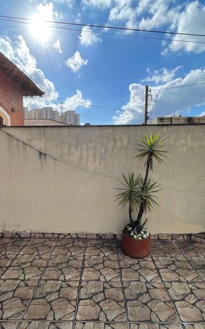 Casa à venda com 200m², 3 quartos e 2 vagas Casa à venda com 200m², 3 quartos e 2 vagasTerraço