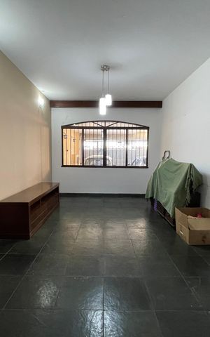 Casa à venda com 200m², 3 quartos e 2 vagas Casa à venda com 200m², 3 quartos e 2 vagasSala