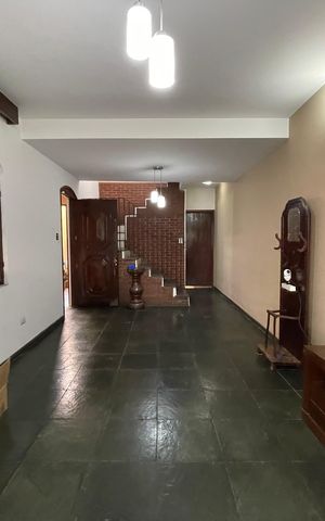 Casa à venda com 200m², 3 quartos e 2 vagas Casa à venda com 200m², 3 quartos e 2 vagasSala