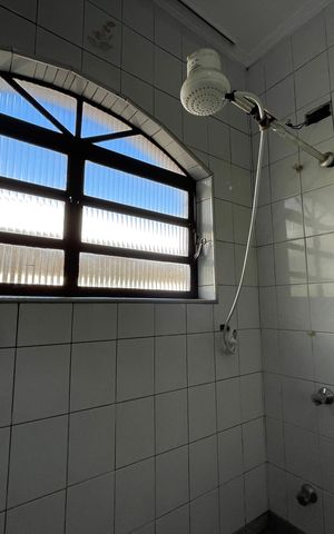 Casa à venda com 200m², 3 quartos e 2 vagas Casa à venda com 200m², 3 quartos e 2 vagasBanheiro 2