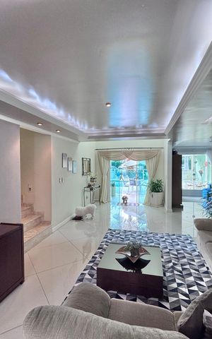 Casa de condomínio à venda com 280m², 4 quartos e 3 vagasSala