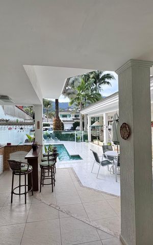 Casa de condomínio à venda com 280m², 4 quartos e 3 vagasÁrea externa