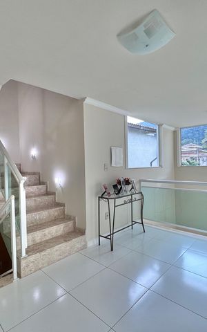 Casa de condomínio à venda com 280m², 4 quartos e 3 vagasHall Íntimo
