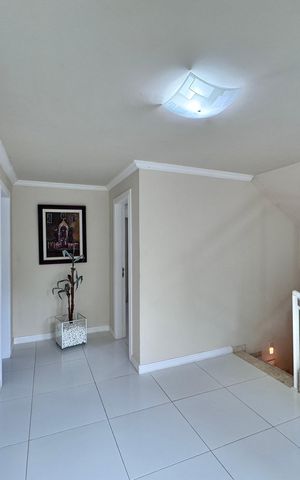 Casa de condomínio à venda com 280m², 4 quartos e 3 vagasHall Íntimo