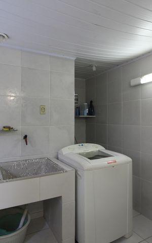 Casa de condomínio à venda com 374m², 4 quartos e 2 vagasCasa 1: Área de Serviço