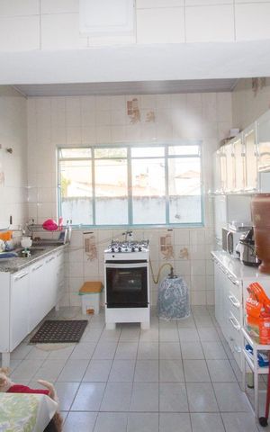 Casa à venda com 176m², 2 quartos e 2 vagas Casa à venda com 176m², 2 quartos e 2 vagasCozinha