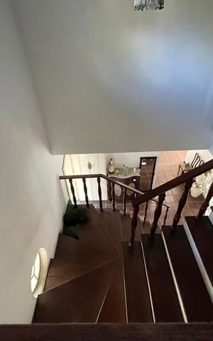 Casa à venda com 367m², 3 quartos e 4 vagas Casa à venda com 367m², 3 quartos e 4 vagasEscada