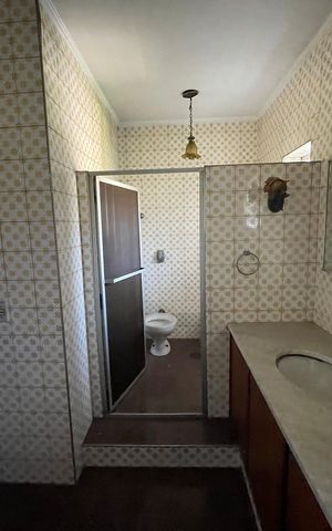 Casa à venda com 367m², 3 quartos e 4 vagas Casa à venda com 367m², 3 quartos e 4 vagasBanheiro 2