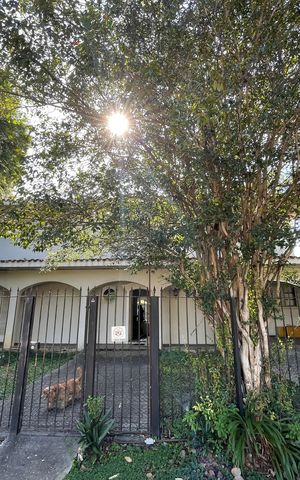 Casa à venda com 367m², 3 quartos e 4 vagas Casa à venda com 367m², 3 quartos e 4 vagasFachada