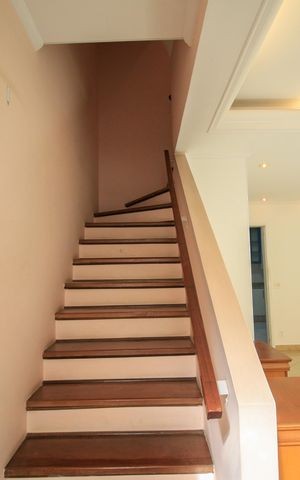 Casa de condomínio à venda com 137m², 3 quartos e 2 vagas Casa de condomínio à venda com 137m², 3 quartos e 2 vagasEscada