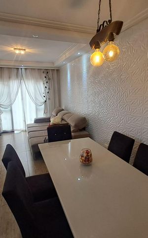 Casa à venda com 250m², 4 quartos e 3 vagas Casa à venda com 250m², 4 quartos e 3 vagasSala